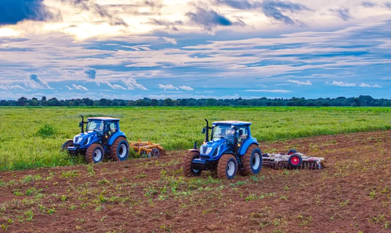 Tratores trabalhando a terra
